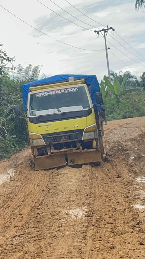 Lewati Jalan Rusak, Terjal dan Licin Selama 15 Jam, Perjuangan Kapolres Roka Hulu Jemput Logistik Pemilu 2024