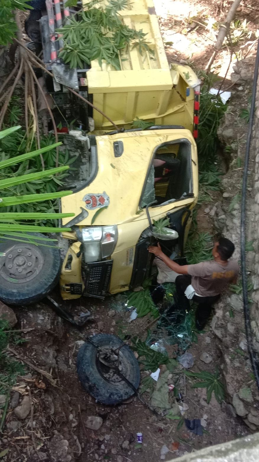 Truk Pengangkut Logistik Pemilu di NTT Tabrak Pembatas Jalan, 5 Kotak Suara Rusak