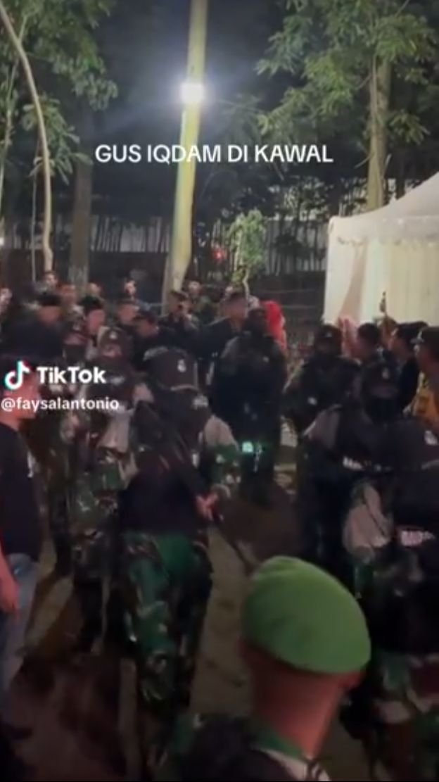 Viral Aksi Gus Iqdam Dikawal Anggota TNI Bersenjata Lengkap Bergaya Siap Tempur di Acara Keagamaan