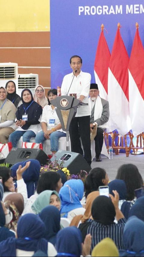 Nasabah Mekaar Ini Dipuji Jokowi Karena Disiplin Bayar Angsuran