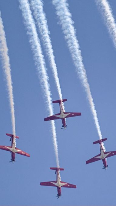 FOTO: Spektakuler, Ini Manuver Sangar Tim Aerobatik Jupiter TNI AU Jelang Singapore Airshow