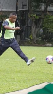 Momen Letjen TNI Lincah Gocek Bola, Tendangan Kaki Kirinya Jago Banget