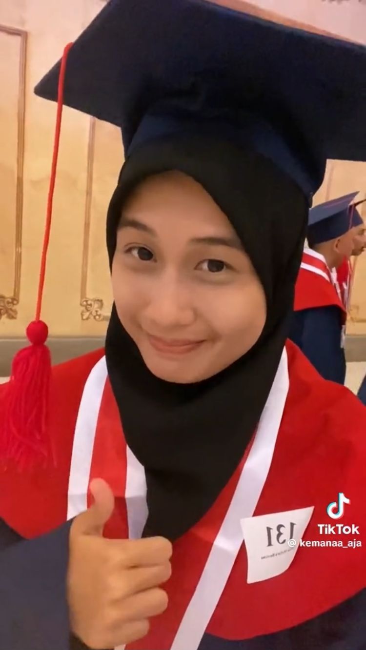 Viral Curhatan Mahasiswi Wisuda Tanpa Kehadiran Orang Tua, Kisahnya Bikin Haru