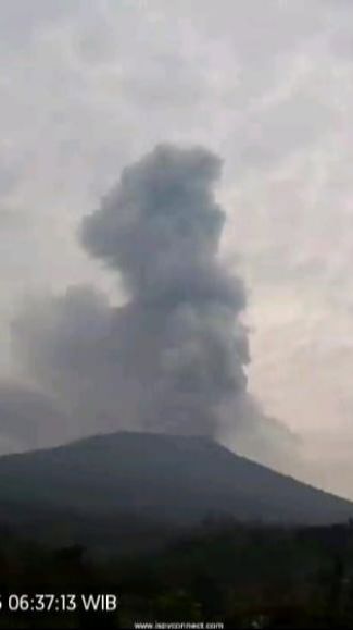 Berstatus Level III, Gunung Marapi Sumbar Kembali Erupsi