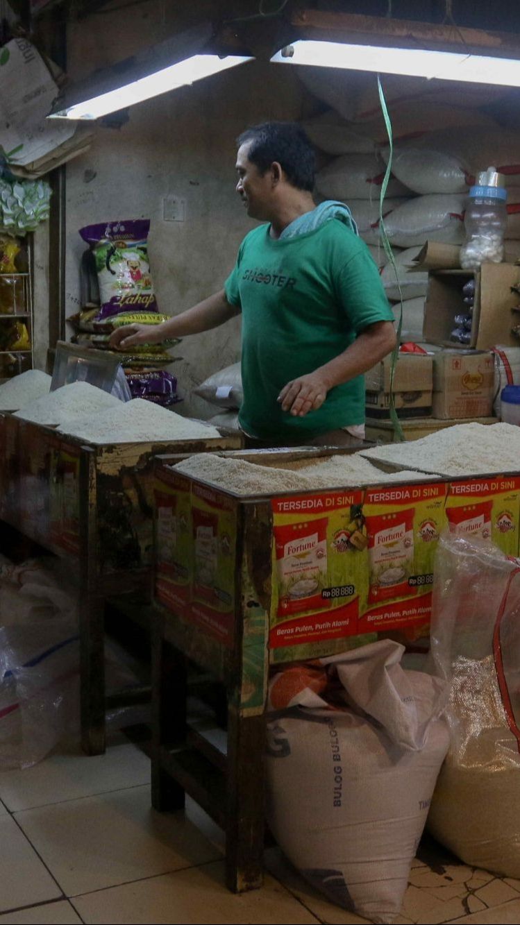 FOTO: Keluh Pedagang dan Pembeli di Tengah Kenaikan Tajam Harga Beras di Pasar Tradisional