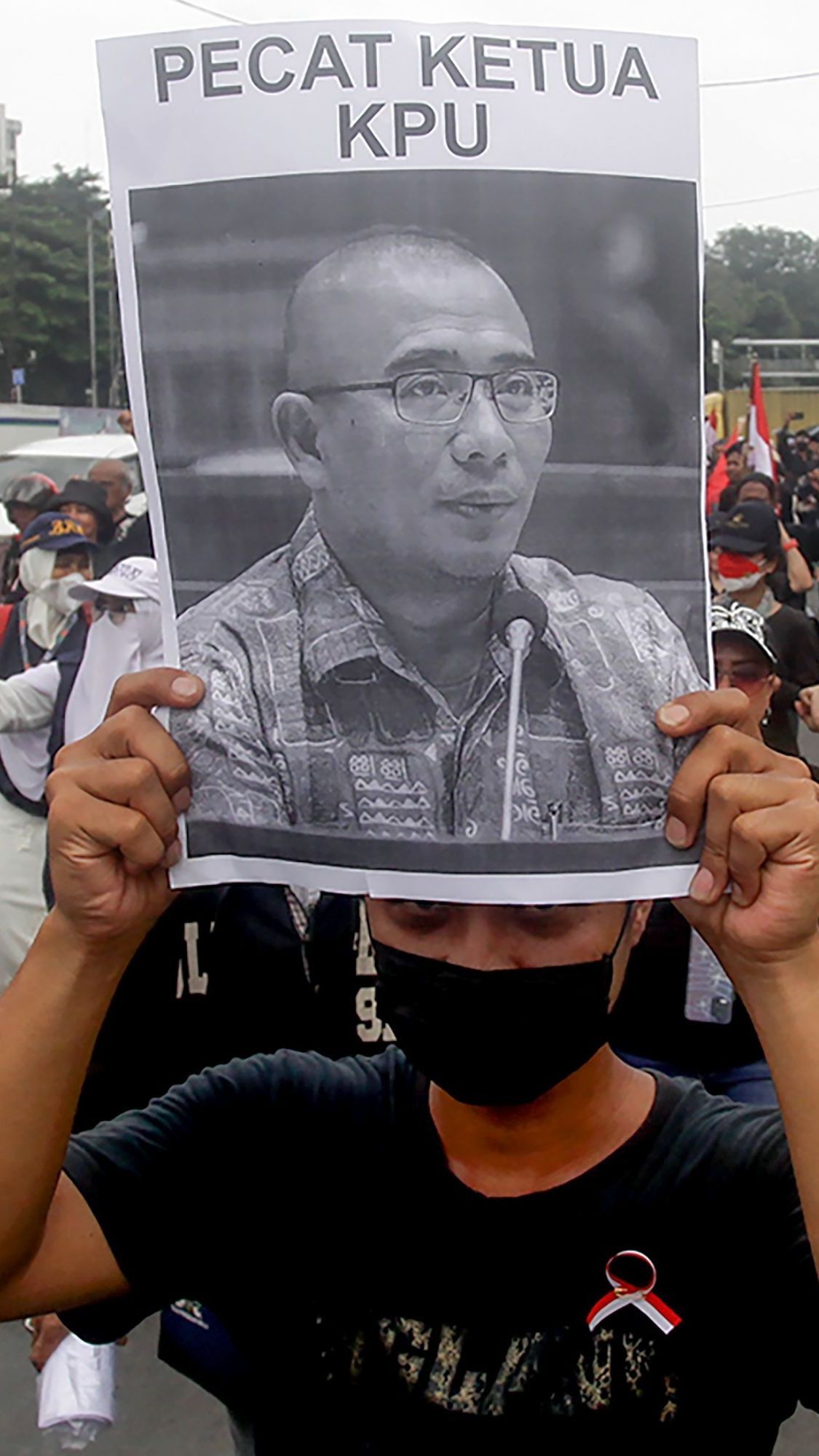 FOTO: Aksi Massa Geruduk Kantor Bawaslu Tolak Hasil Pemilu 2024 yang Dianggap Curang