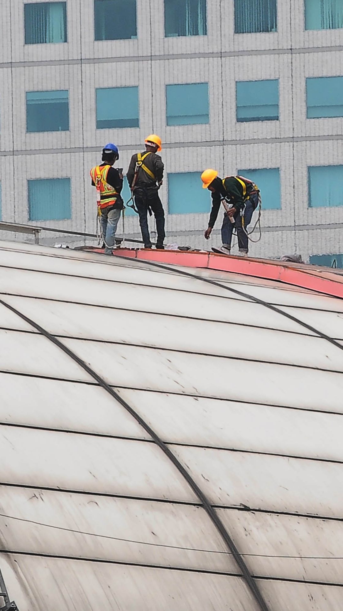 FOTO: Cegah Kebocoran di Musim Hujan, Petugas Cek Berkala Atap Halte LRT di Stasiun Dukuh Atas