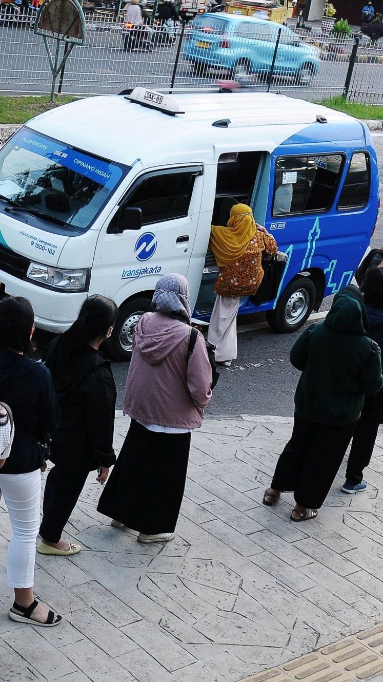 FOTO: Penumpang Jak Lingko Inisiatif Ciptakan Budaya Tertib Mengantre Naik Angkot, Beginilah Penampakannya