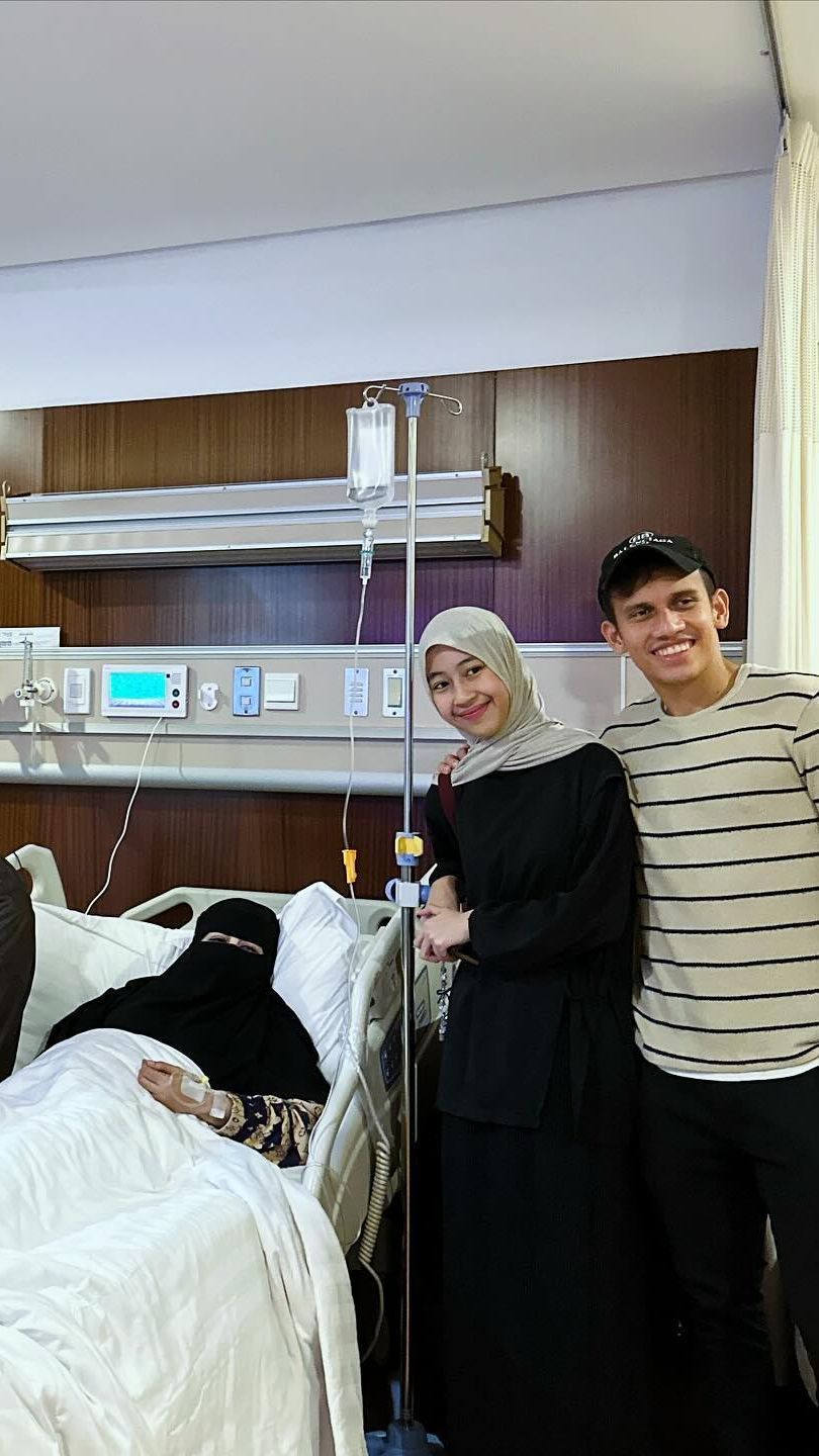 Ummi Pipik Diinfus Terbaring di Rumah Sakit, Pasangan Pengantin Baru Bikin Salfok