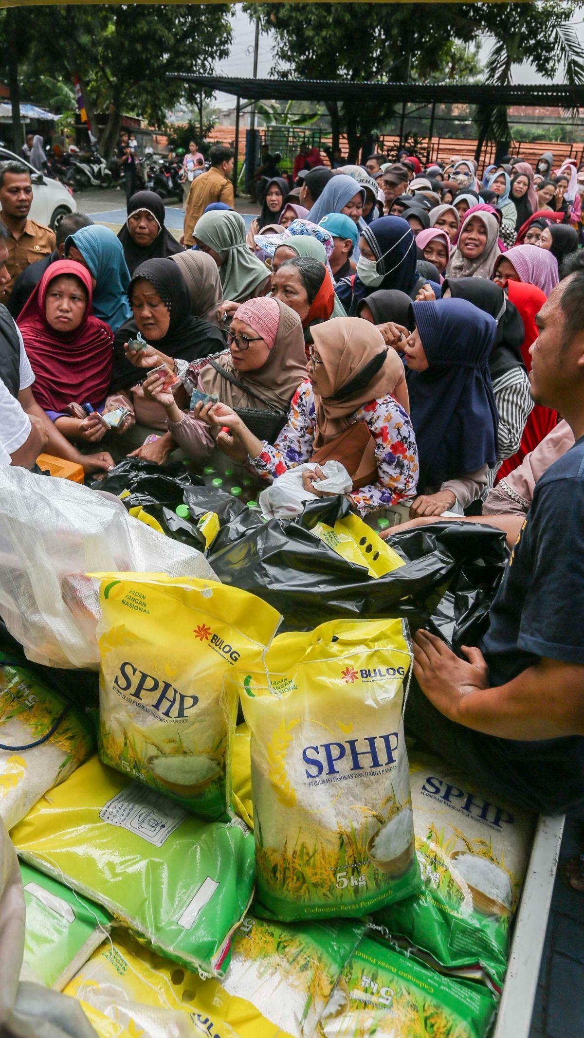 FOTO: Ada Operasi Pasar di Pinang, Emak-Emak Sampai Rela Panas-Panasan dan Mengantre Panjang Demi Beras Murah