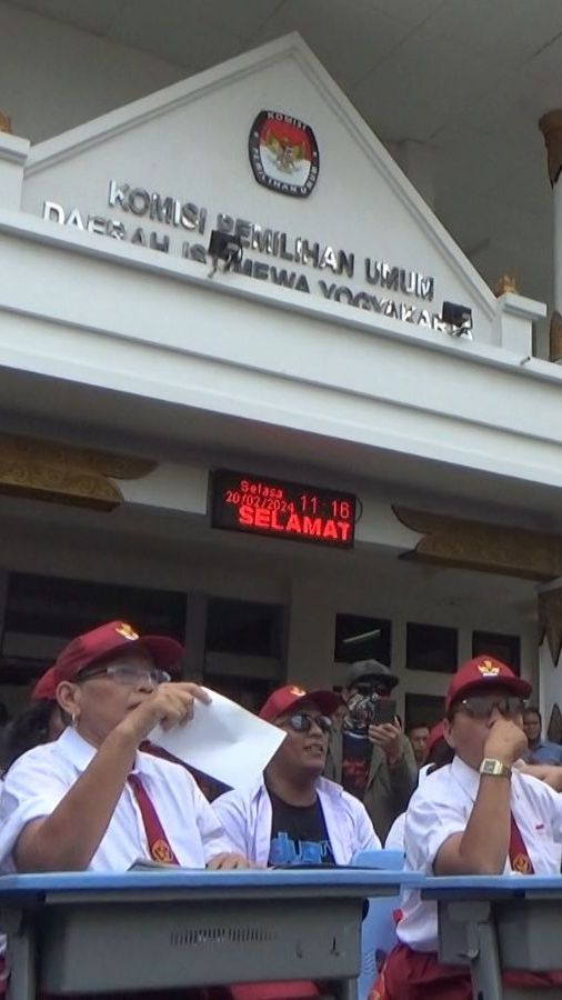 Berbaju SD, Gerakan Rakyat untuk Demokrasi dan Keadilan Demo di Depan Kantor KPU DIY