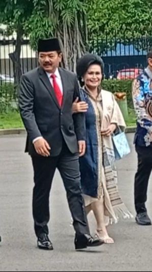 Dilantik jadi Menko Polhukam, Hadi Tjahjanto Tiba di Istana Dampingi Istri