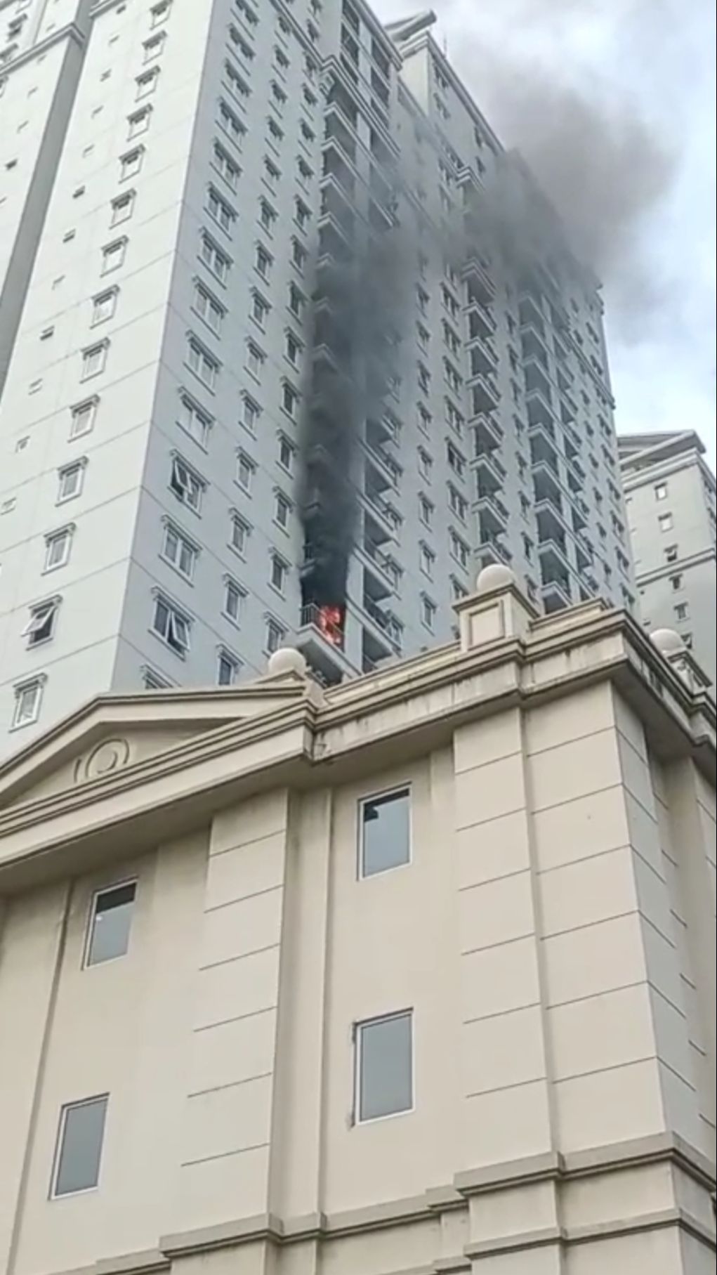 Viral Video Api Muncul di Bagian Luar Unit Apartemen di Kemayoran, Ini Penjelasan Damkar