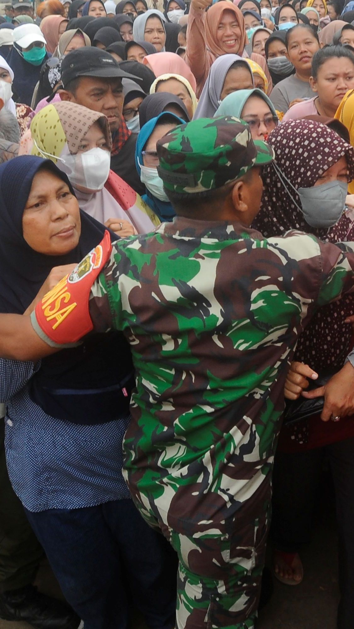 FOTO: Warga Berdesakan Serbu Operasi Pasar Murah di Pamulang di Tengah Harga Beras Semakin Mahal