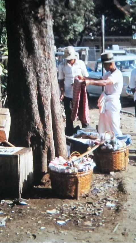 Begini Potret Para Pedagang Jadul Tahun 80an dari Warteg Hingga Penjual Kerupuk Dijamin Bikin Nostalgia