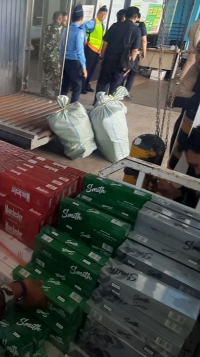 Ribuan Bungkus Rokok Ilegal Tak Bertuan Diselundupkan Lewat Cargo Pesawat di Palembang