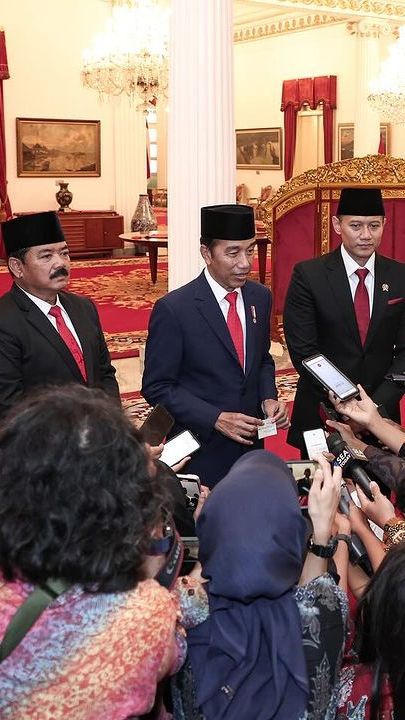 VIDEO: Jokowi Sampai Balik Badan, Pegang dan Tunjuk AHY Usai Dilantik Jadi Menteri