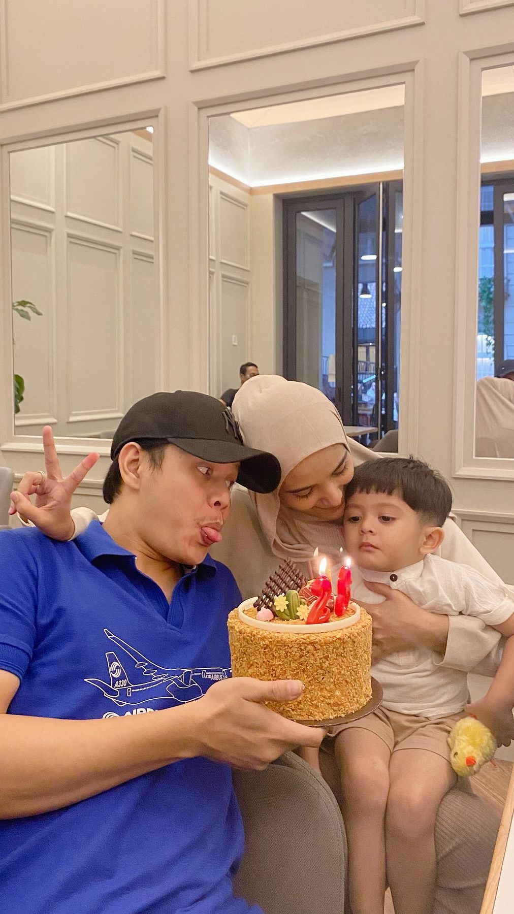 Potret Nadya Mustika Rayakan Momen Ultah Suami Bersama Baby Syaki, Sweet Banget!