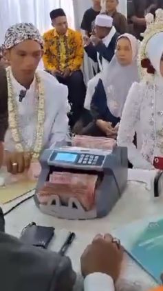 Momen Pernikahan Pasangan ini jadi Sorotan, Saking Banyaknya Mahar Dihitung Pakai Mesin Uang di Depan Penghulu dan Tamu