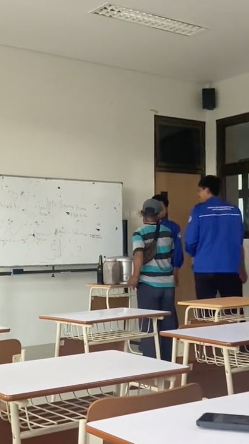 Viral Dosen Traktir Mahasiswa Siomay, Pedagang Dibawa Masuk Kelas