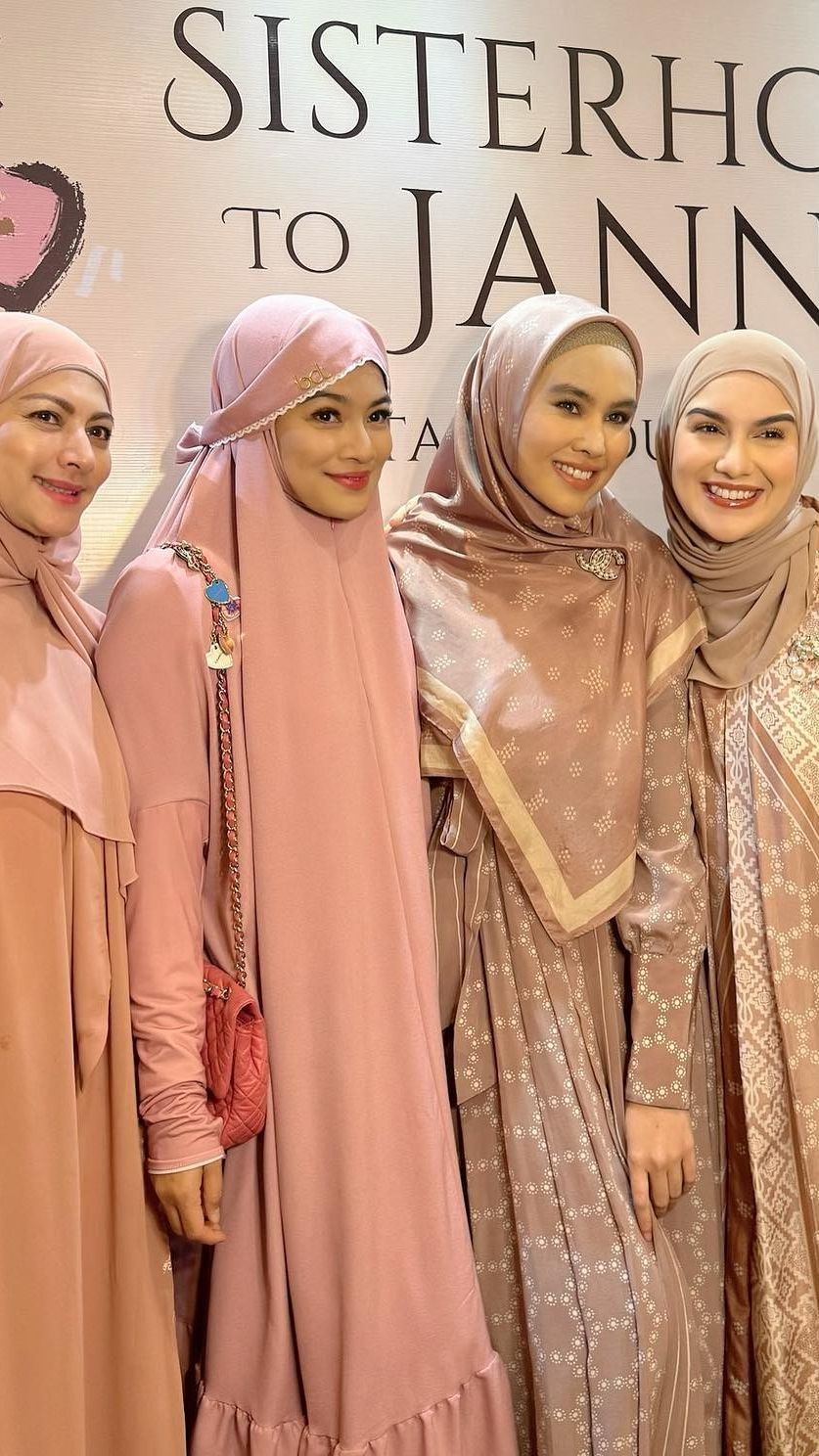 8 Potret Titi Kamal Tampil Berhijab saat Hadiri Acara Bersama Rekan Seleb, Netizen 'MasyaAllah Adem Lihatnya'