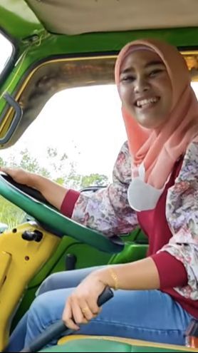 Cantik dan Berhijab Sopir Truk Pengangkut Tanah, Netizen Sampai Kesengsem 'Rasanya Pingin Disopiri'