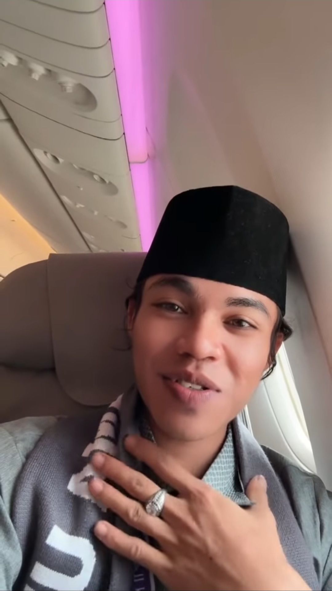 Viral Disebut Mirip Andika Babang Tamvan, Rohmat Bahar Berangkat Umrah