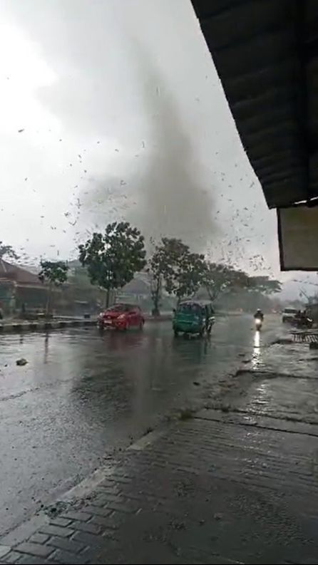 FOTO: Dahsyatnya Puting Beliung di Indonesia yang Ternyata Mirip Tornado