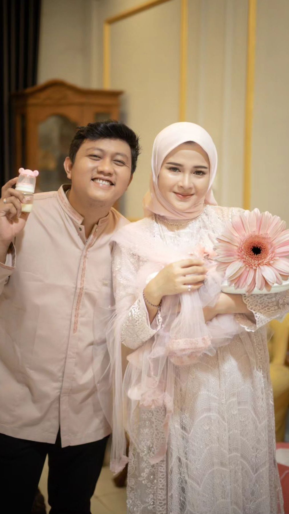 Tampil Berhijab, ini Potret Cantik Bella Bonita Istri Denny Caknan di Acara Tasyakuran Baby Cundamani