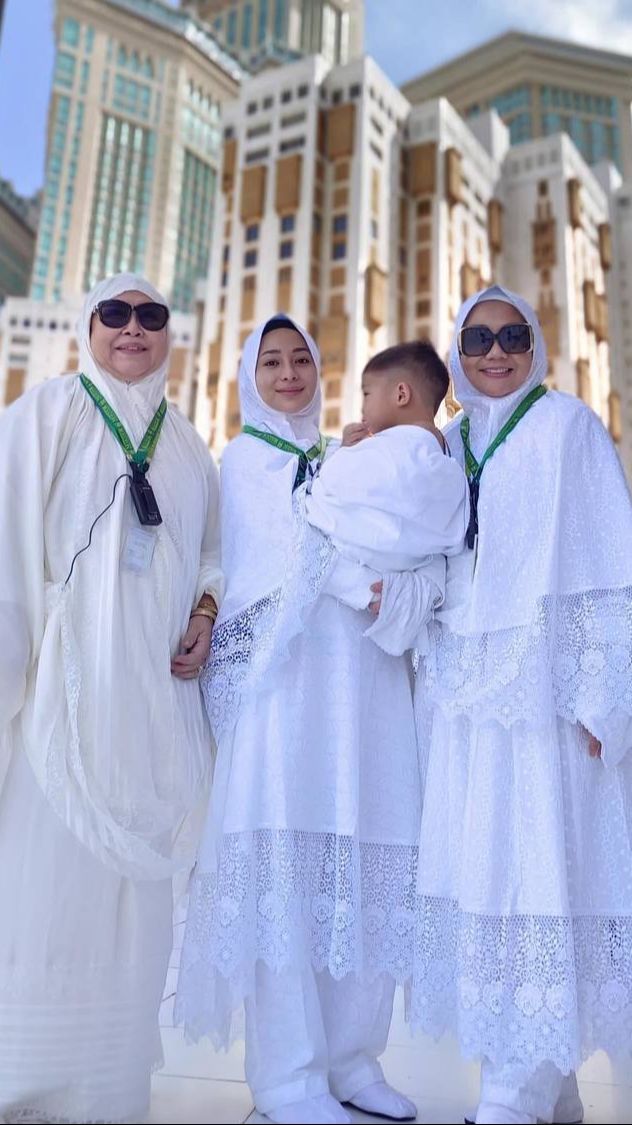 Berangkat Umroh Bersama Suami dan Keluarga Usai keguguran Anak Kedua, Intip Potret Nikita Willy yang Cantik dan Meneduhkan