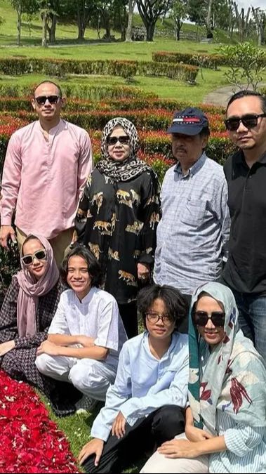 Potret BCL Ziarah ke Makam Ashraf Sinclair Bersama Tiko dan Noah, Kenang 4 Tahun Kepergian