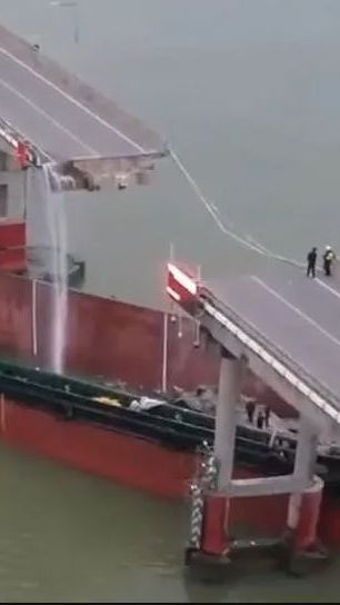 Kapal Kontainer Tabrak Jembatan di China Sampai Jalan Raya Terbelah Dua, Lima Kendaraan Terjun ke Sungai