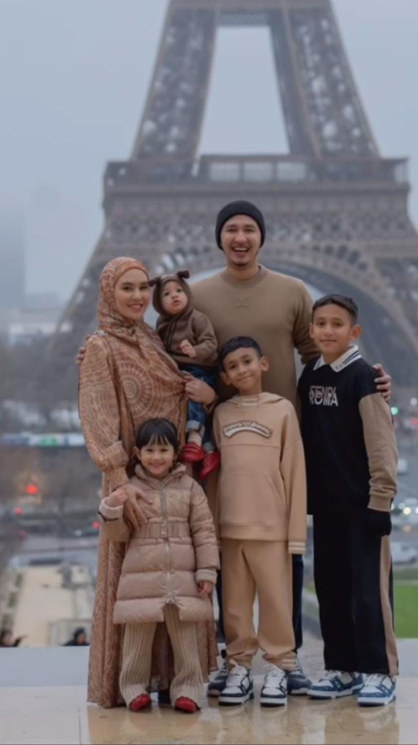 Momen Bahagia Istri Habib Usman bin Yahya dan Keluarga Traveling ke London dan Paris, Foto-fotonya Kece Habis