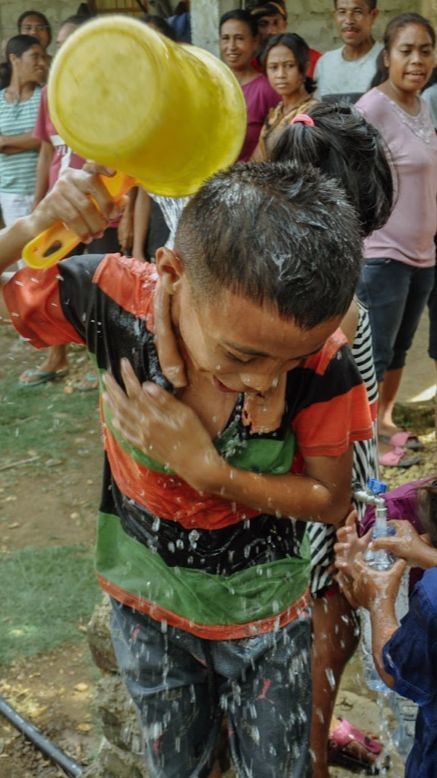 Senyum Warga Desa Pada Eweta, Kini Bisa Nikmati Air Bersih