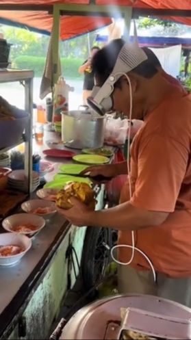 Heboh Tukang Soto Jualan Sambil Pakai Apple Vision Pro, Harganya Bikin Kaget