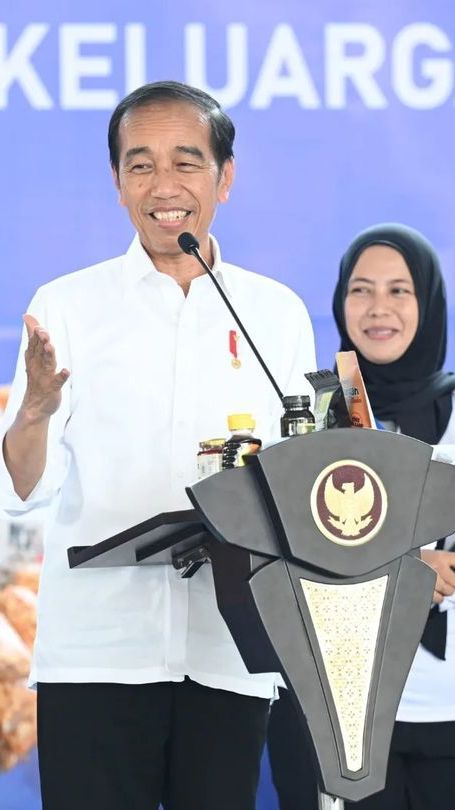 VIDEO: Tawa Meriah Presiden Jokowi Promosi 'Mama Muda' Merek Keripik Rajungan di Maros