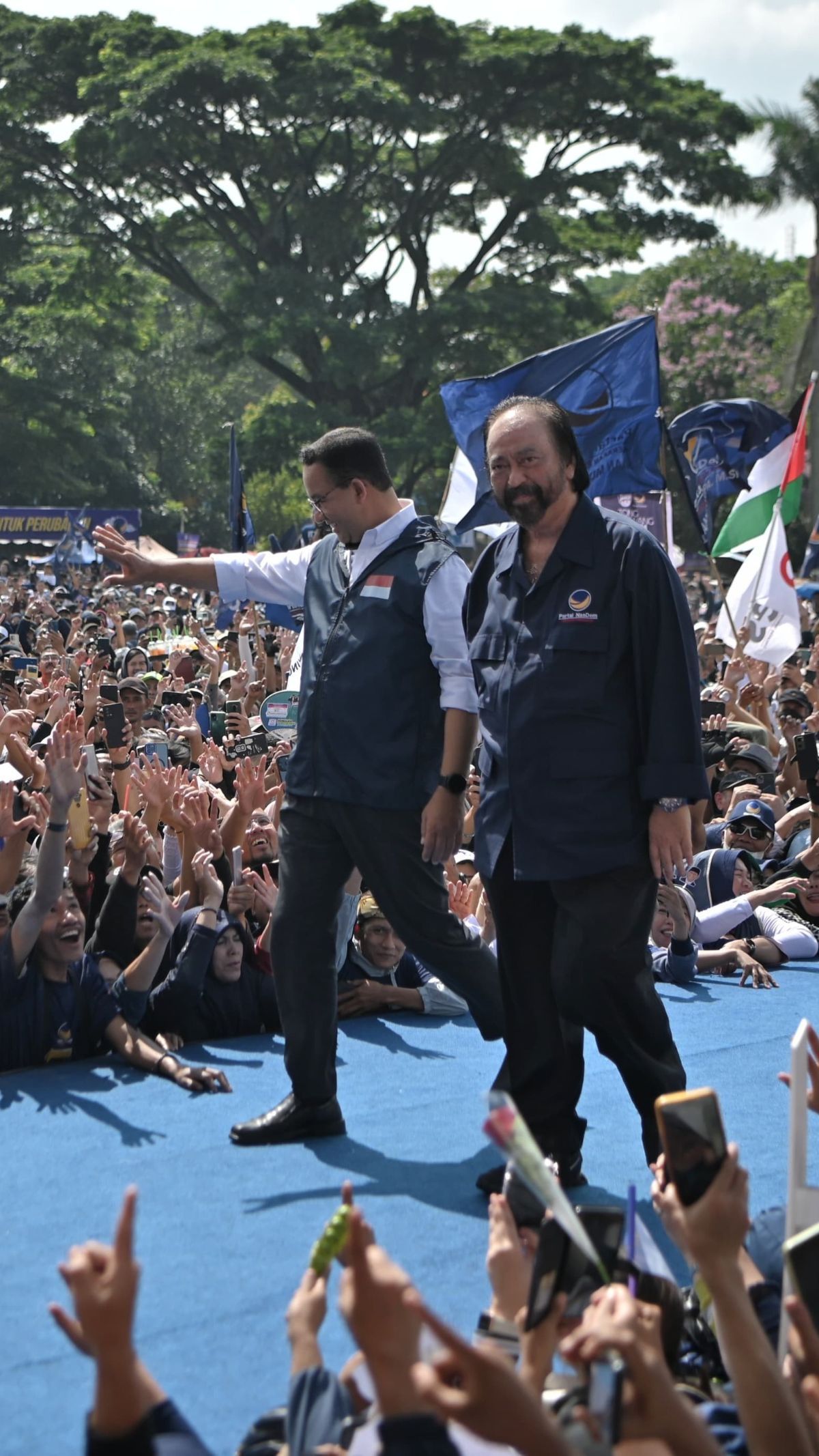 VIDEO: Diminta Gandeng Tangan Anies Saat Sesi Foto, Paloh Menolak: Ah Sudahlah!