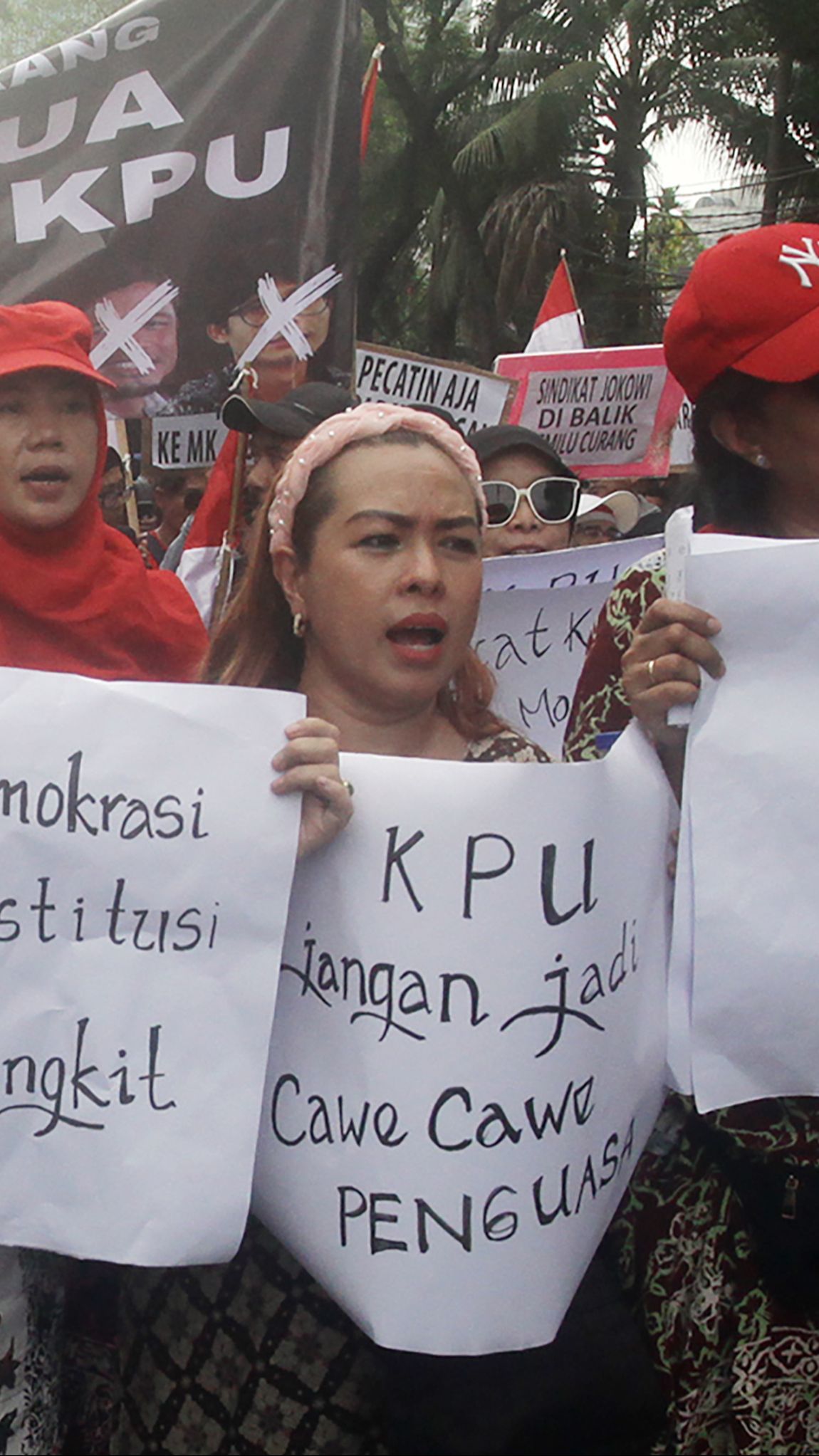 FOTO: Geruduk KPU, Ratusan Pengunjuk Rasa Tolak Hasil Pemilu yang Diduga Penuh Kecurangan