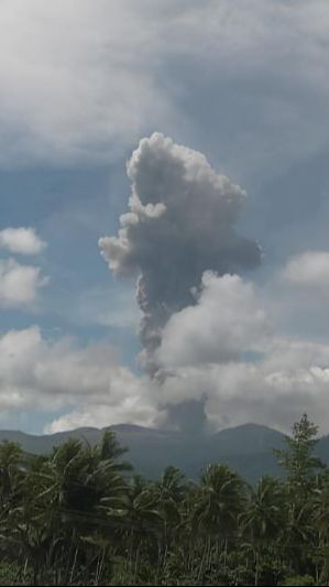 Gunung Dukono di Maluku Utara Meletus & Muntahkan Abu Setinggi 2,7 Kilometer, Ini Penampakannya