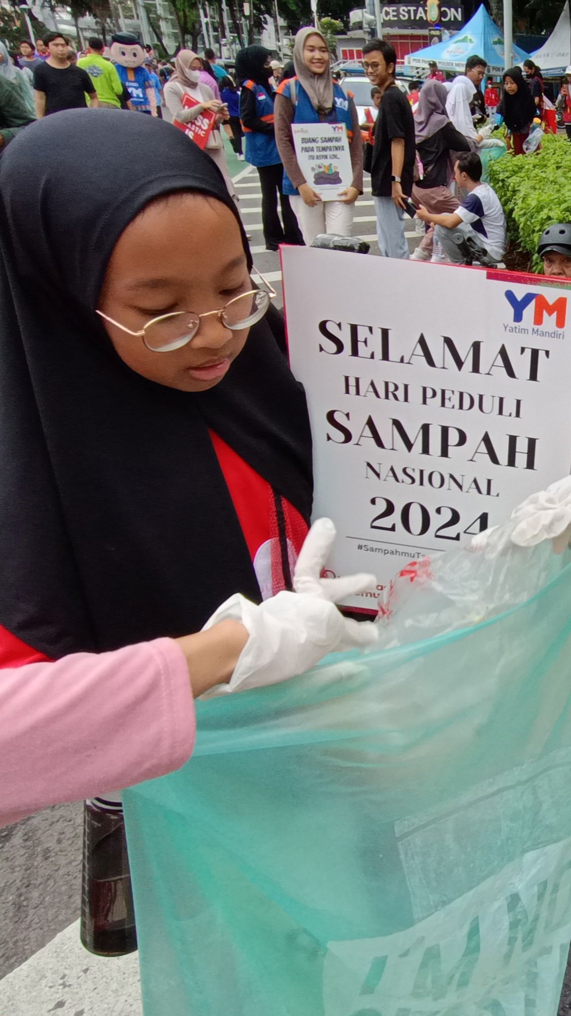 FOTO: Potret Semangat Anak-Anak Yatim Piatu Membersihkan Lingkungan CFD Jakarta dari Sampah-Sampah Berserakan