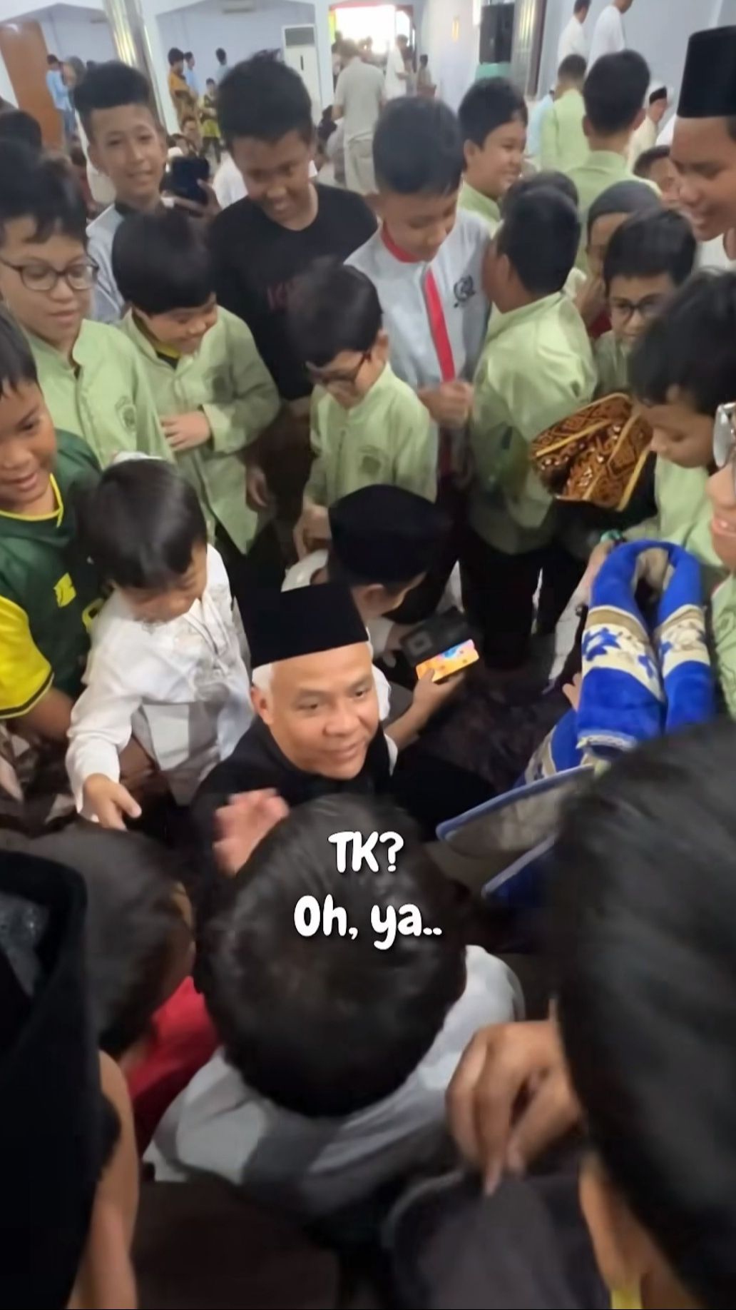 Momen Ganjar Dikejar Anak Sekolah di Tebet