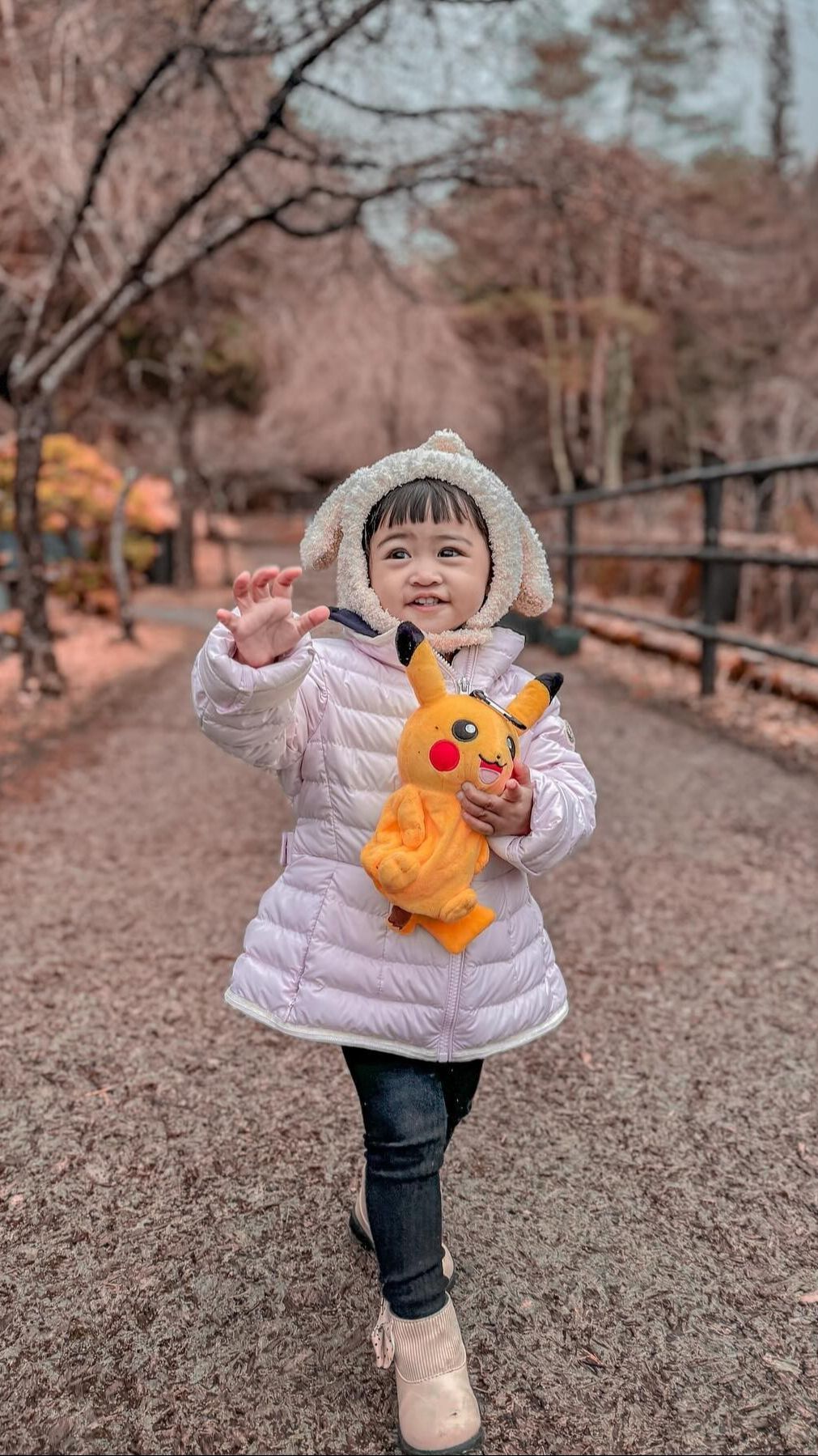 10 Gaya Moana Anak Ria Ricis saat Jalan-jalan di Jepang, Lucu Banget Sambil Bawa Boneka Pikachu