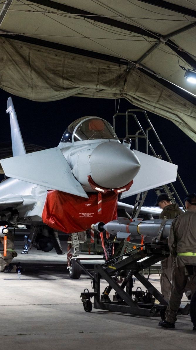 FOTO: Momen Inggris Siapkan Jet Tempur Royal Air Force Typhoon FGR4 Bersenjata Canggih Sebelum Gempur Houthi di Yaman