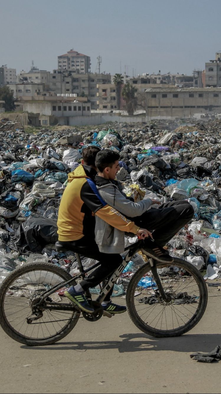 FOTO: Potret Memprihatinkan Kondisi Tumpukan Sampah di Jalur Gaza yang Semakin Menggunung dan Mengancam Kesehatan Para Pengungsi