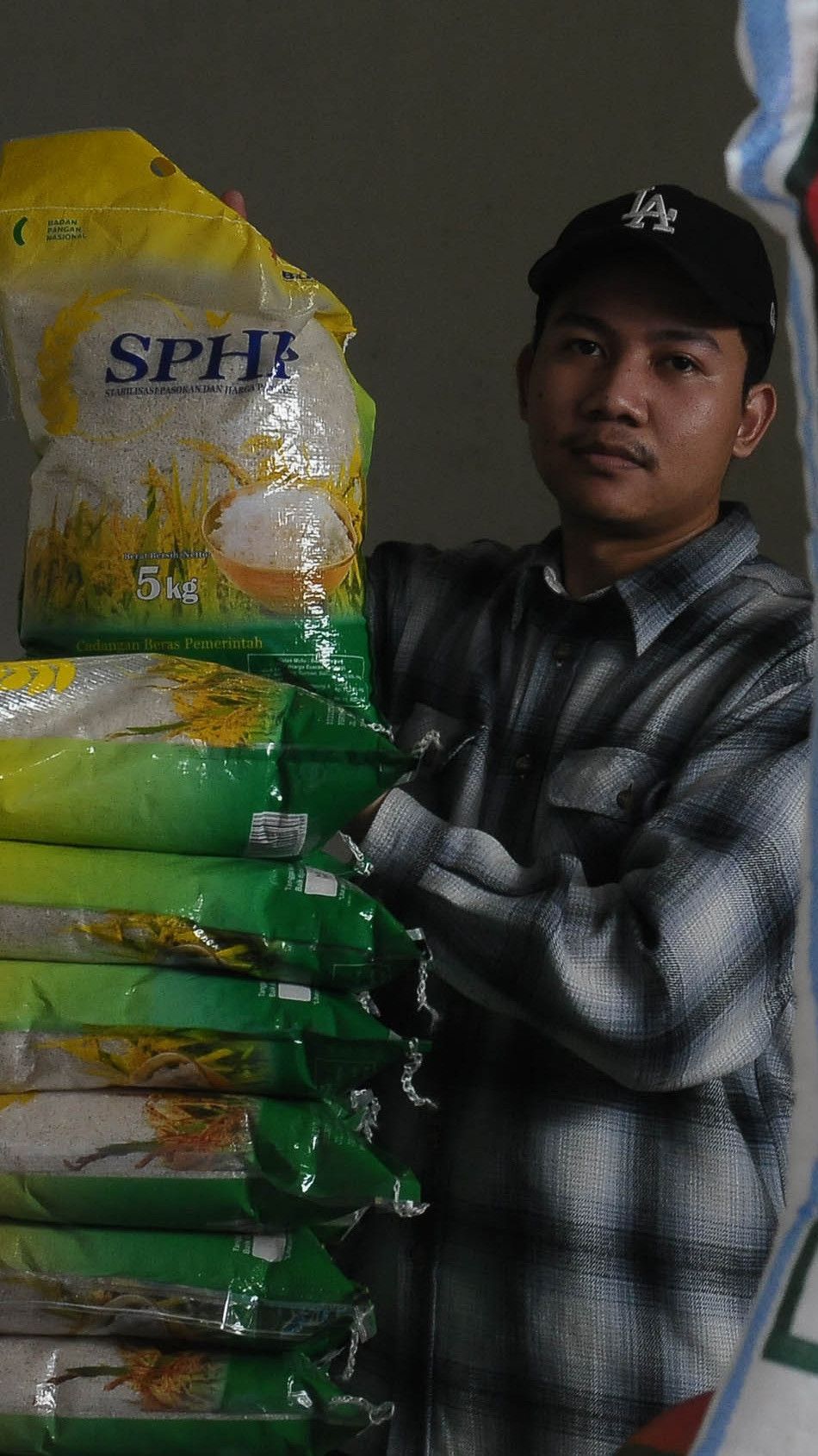 Bulog 'Banjiri' Pasar Johar Karawang dengan SPHP, Sebut Harga Beras Turun