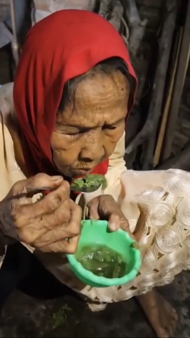 Badan Gemetar karena 2 Hari Tak Masak, Nenek Ini Bertahan Hidup dengan Rebusan Daun Singkong