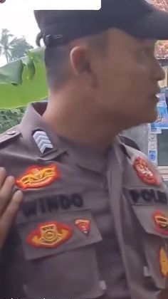 Polisi Berpangkat Bripka Tiba-tiba Ngamuk di Pinggir Jalan Gebuki 'Sosok' Ini, Ending-nya Bikin Ketawa