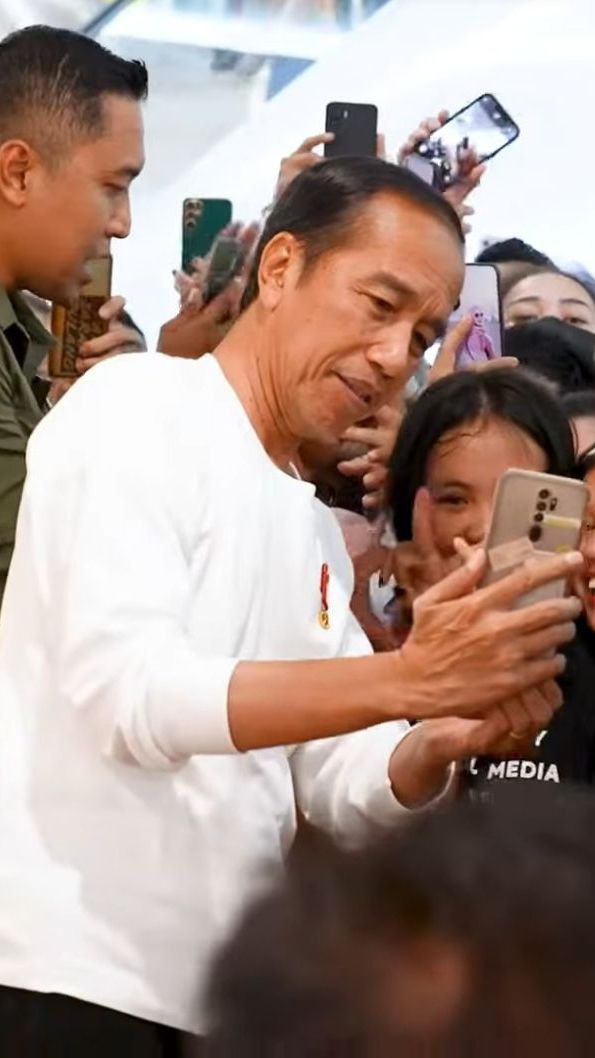 Tawa Meriah Presiden Jokowi Promosi 'Mama Muda' Merek Keripik Rajungan di Maros