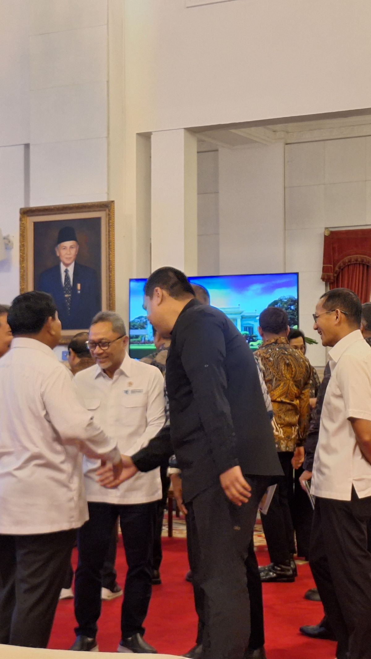 Jokowi Mulai Bahas Program Makan Siang & Susu Gratis saat Sidang Kabinet untuk RAPBN 2025