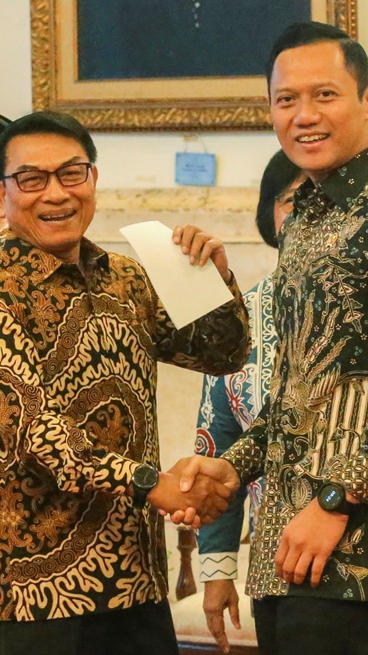 FOTO: Momen Jabat Tangan AHY dan Moeldoko di Sidang Kabinet, Para Menteri Tertawa